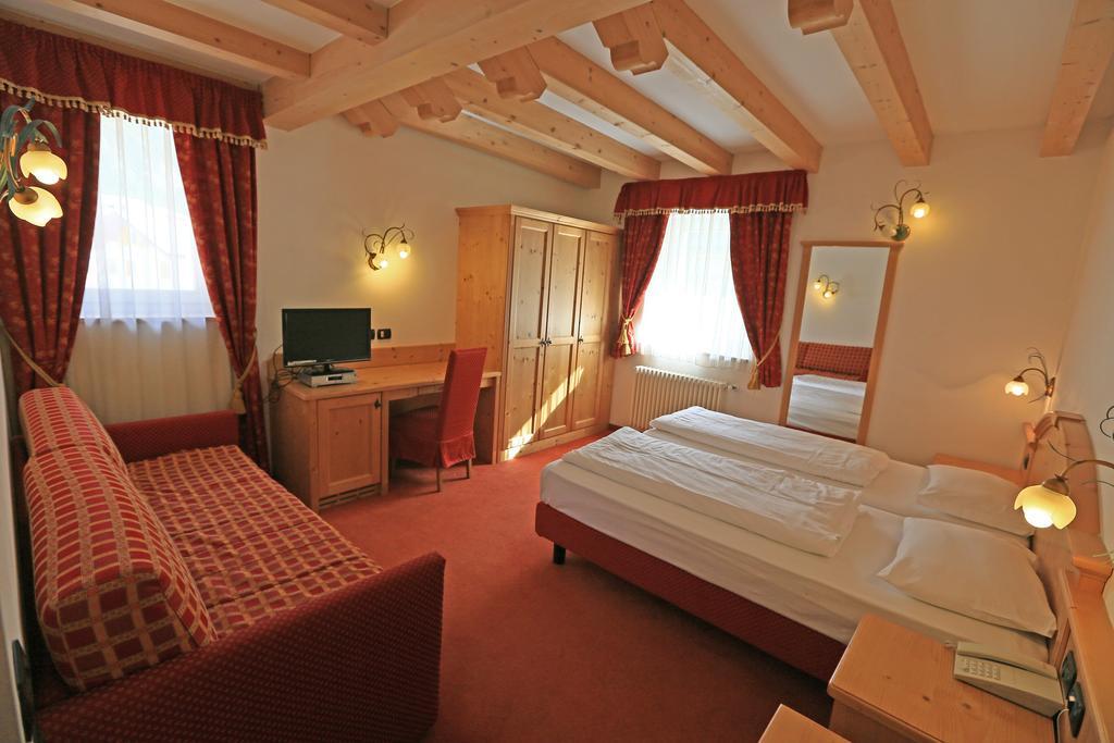 Hotel Laurin Canazei Oda fotoğraf